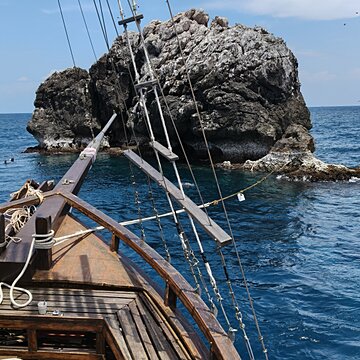タイ湾最強のダイブサイト「セイルロック」完全ガイド！魚影の壁とジンベエザメに会える海の楽園サムネイル